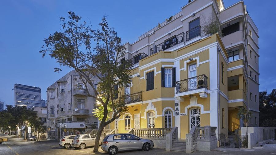 A restored early-20th-century facade on Nachalat Binyamin, Tel Aviv