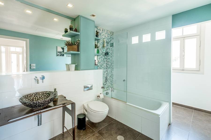 Bathroom with soaking tub on the private level of the Shefer 19 duplex penthouse