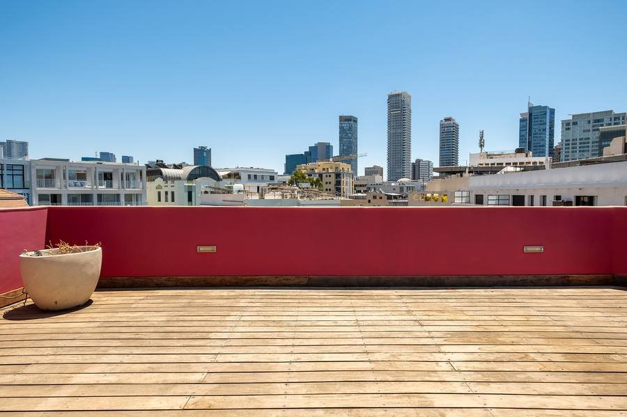 Upper terrace of the Shefer 19 duplex penthouse overlooking the Tel Aviv skyline